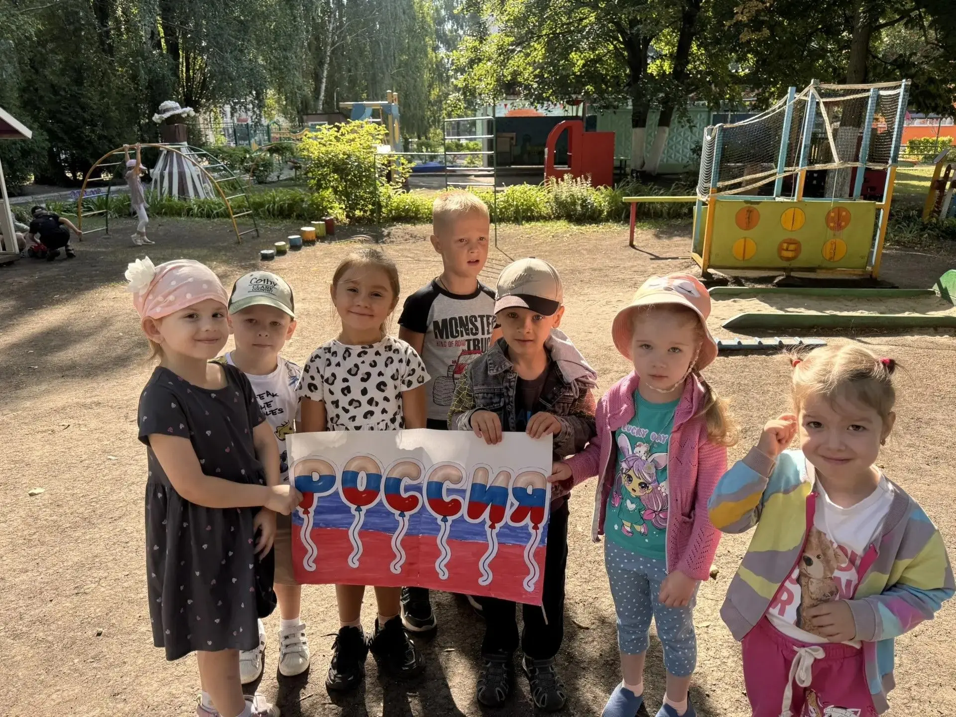 🇷🇺В преддверии Дня Государственного флага Российской Федерации (22 августа) ребята из...
