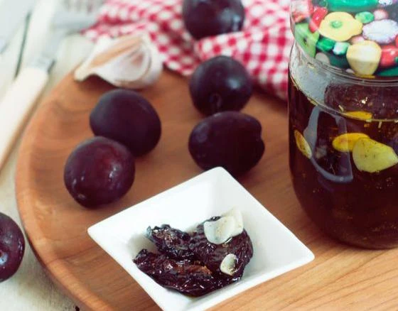 ВЯЛЕНЫЕ СЛИВЫ С ЧЕСНОКОМ И ПРЯНОСТЯМИ (НА ЗИМУ)