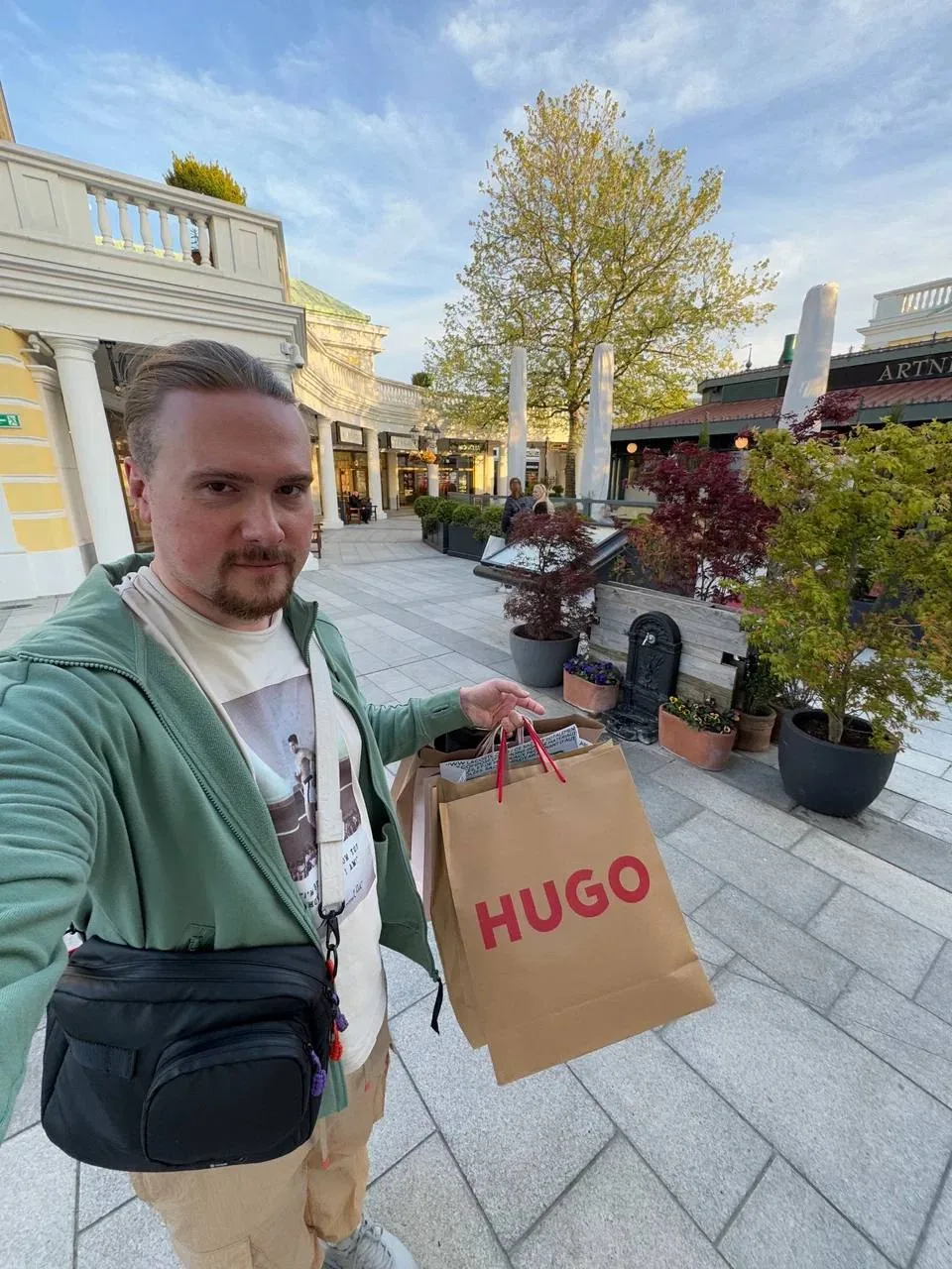 🛍️ Что я купил в аутлете? 
*всего по чуть-чуть

Во-первых, несколько подарков семье!

Во-вторых, се