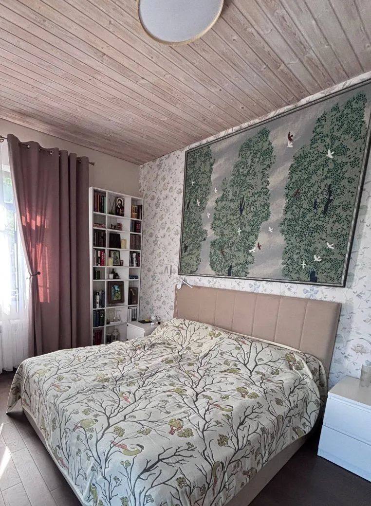 Гобелен "Птицы и тополя" в размере 150х177 см. в интерьере.