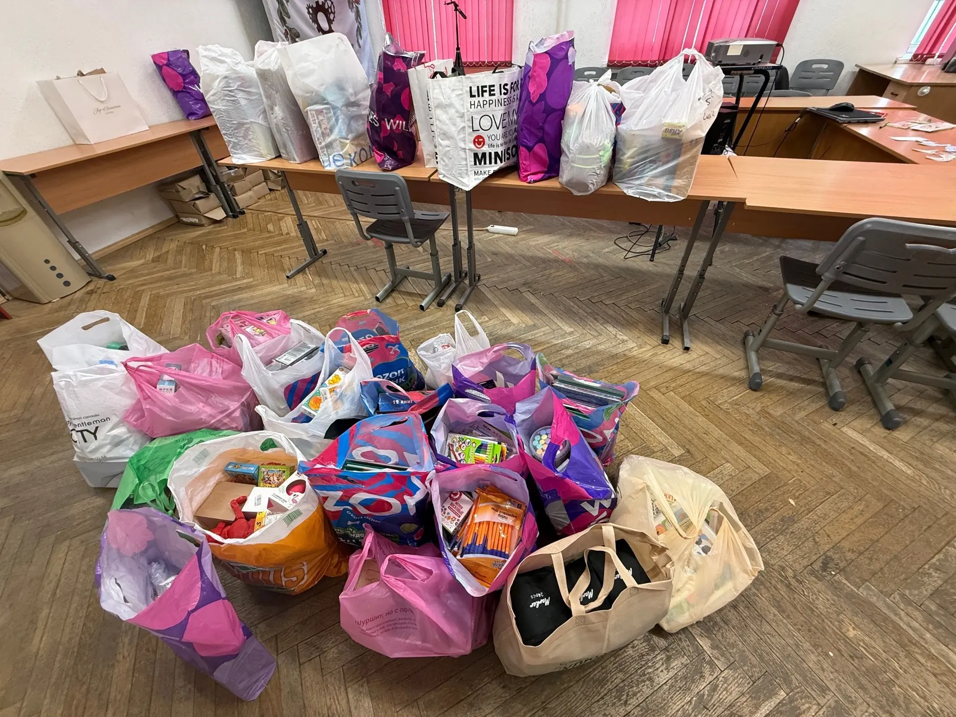 Добрые дела вместе 🎁  В нашей школе завершился сбор в рамках городской акции «Коробка храбрости» 💛  