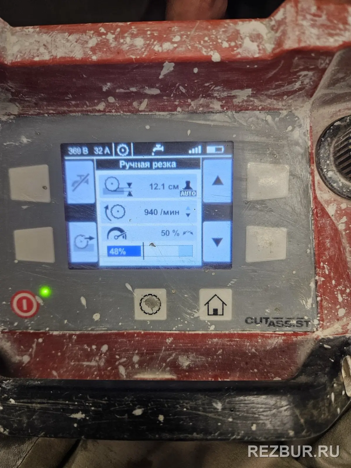Так выглядит «голова» стенорезной машины: на экране — глубина прохода, обороты диска, у...