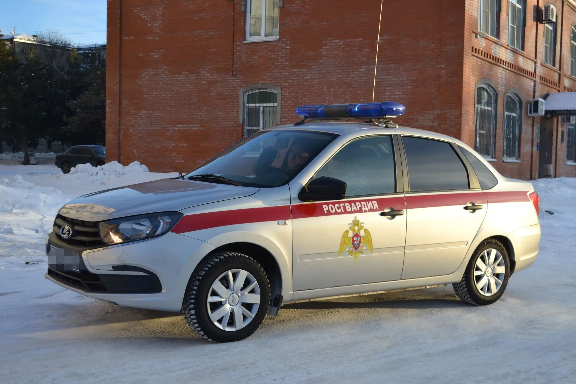 В Биробиджане сотрудники Росгвардии оказали помощь мужчине, потерявшему память    🔻Сотрудники вневед
