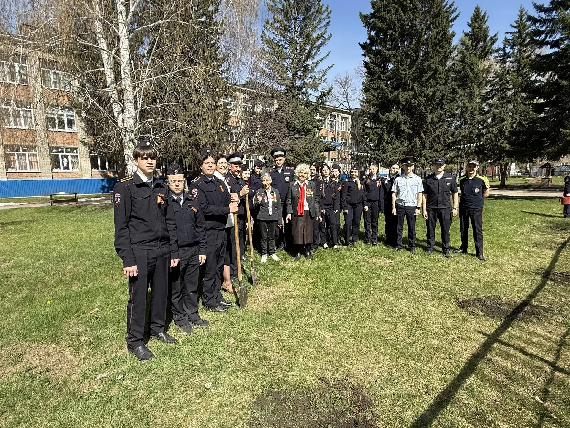 🚔👮Сотрудники УМВД России по городу Барнаулу инициировали урок мужества в подшефной школе правовой на