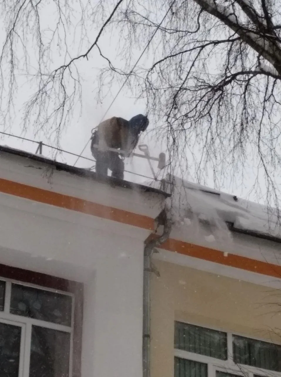 Зима в этом году выдалась снежная. На крышах зданий большое скопление снега и наледи.  Образовательн