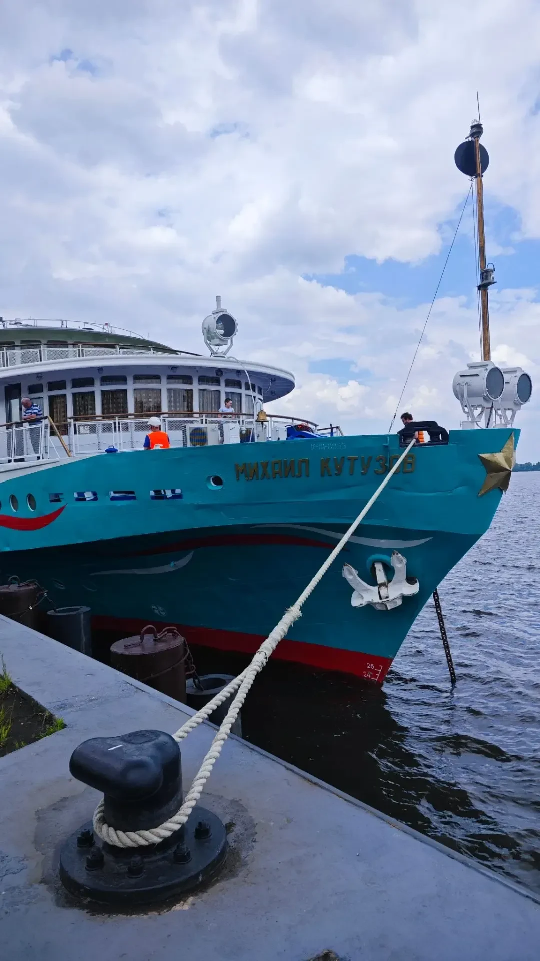 🌊 Чистополь встретил белоснежный теплоход «Михаил Кутузов»!

На днях к нашей городской пристани при