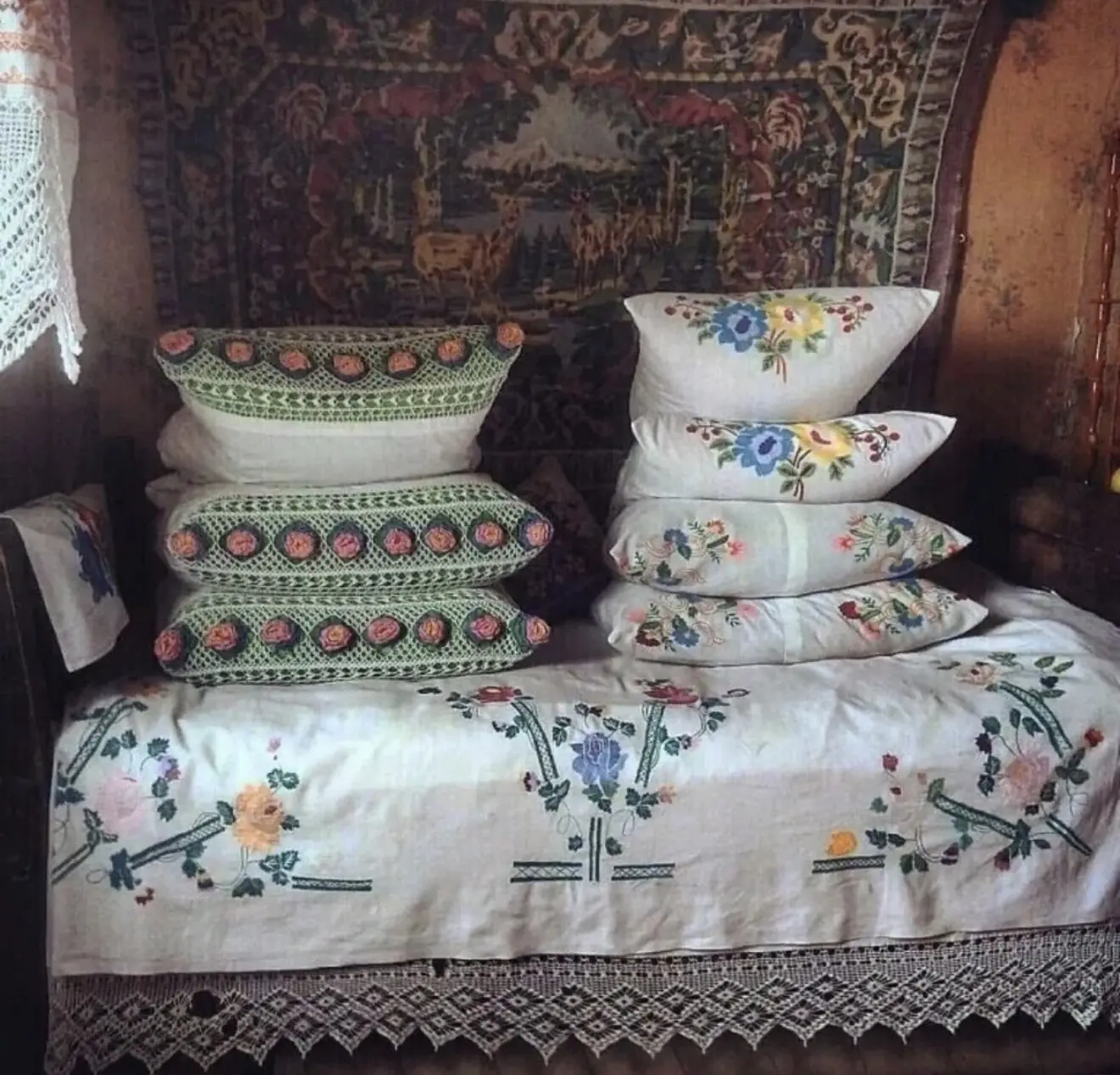 Спальня из прошлого века, пружинная кровать у окна, вязанные вручную подзоры, капроновая накидка на 