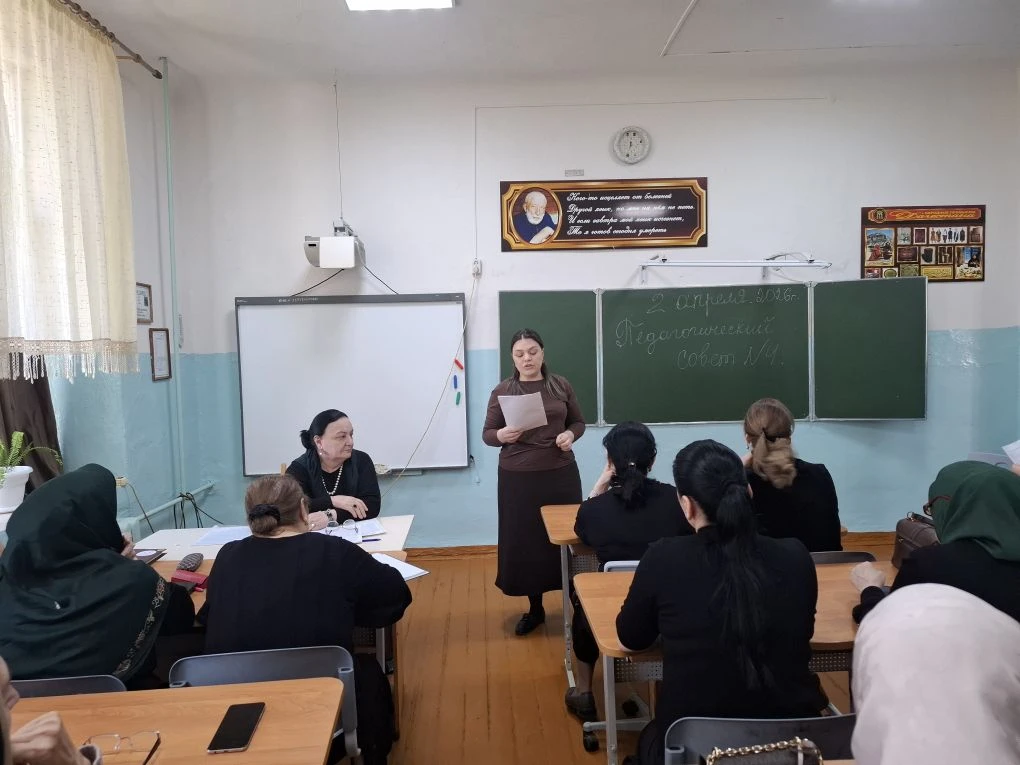 С докладом по творческому отчёту педагогической деятельности учителя по английскому языку выступила 