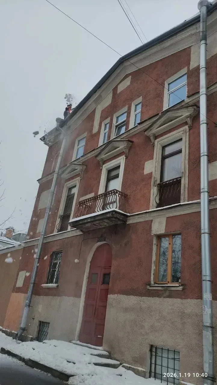 ❄ АО «Строитель» продолжает работы по очистке кровель от снега и наледи.