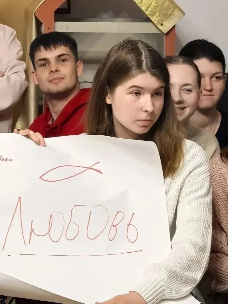 В ночь с 15 на 16 мая в кафедральном соборе Богоявления Господня состоялась молодежная Божественная 
