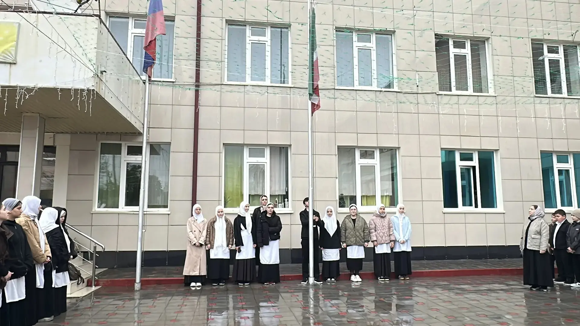Утро, 13.04.2026 г.  в нашей школе началось с торжественной линейки,  посвящённой подня...