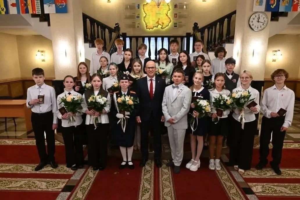 🇷🇺Глава региона, Александр Бречалов, вручил паспорта юным жителям республики. В том ч...
