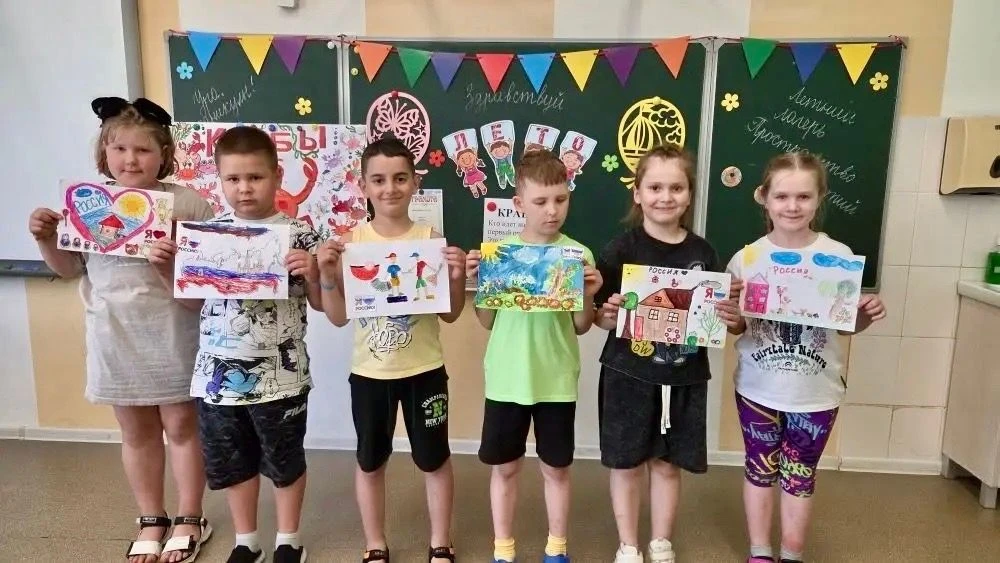 🎨 Краски Родины: активисты Движения Первых открыли выставку «Рисуй, Россия!» 🇷🇺

В гимназии ожила