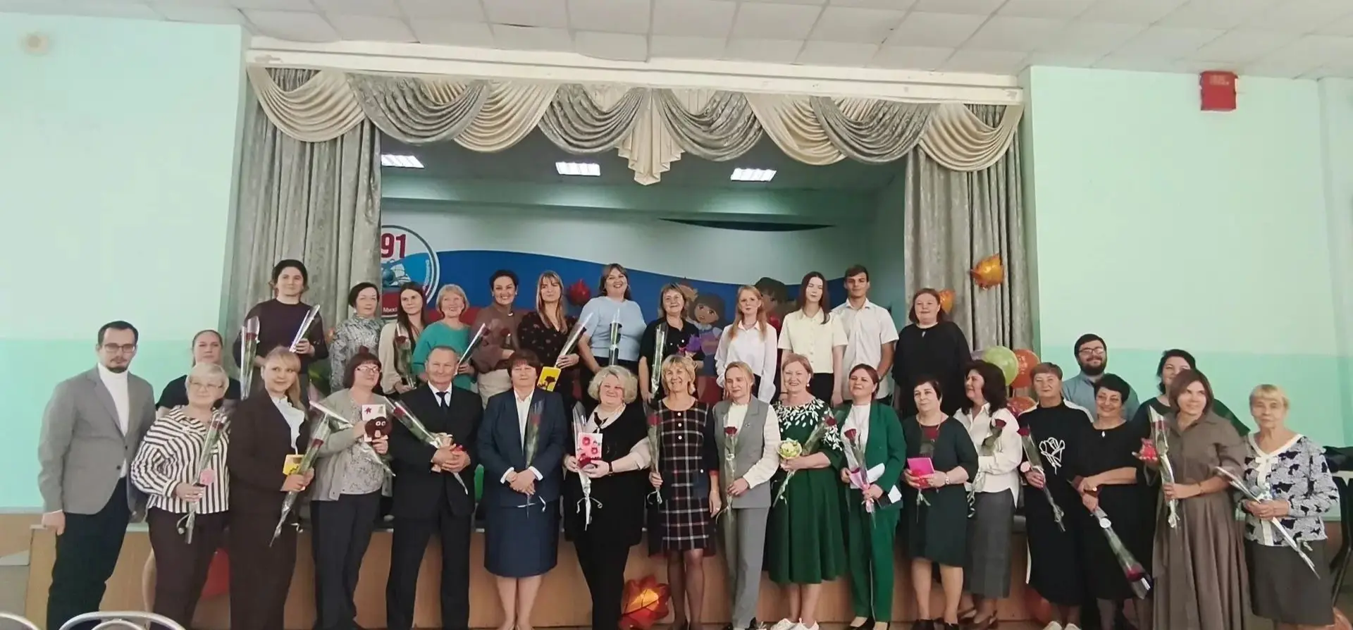 Концерт ко Дню Учителя в нашей школе: яркие эмоции и незабываемые впечатления!