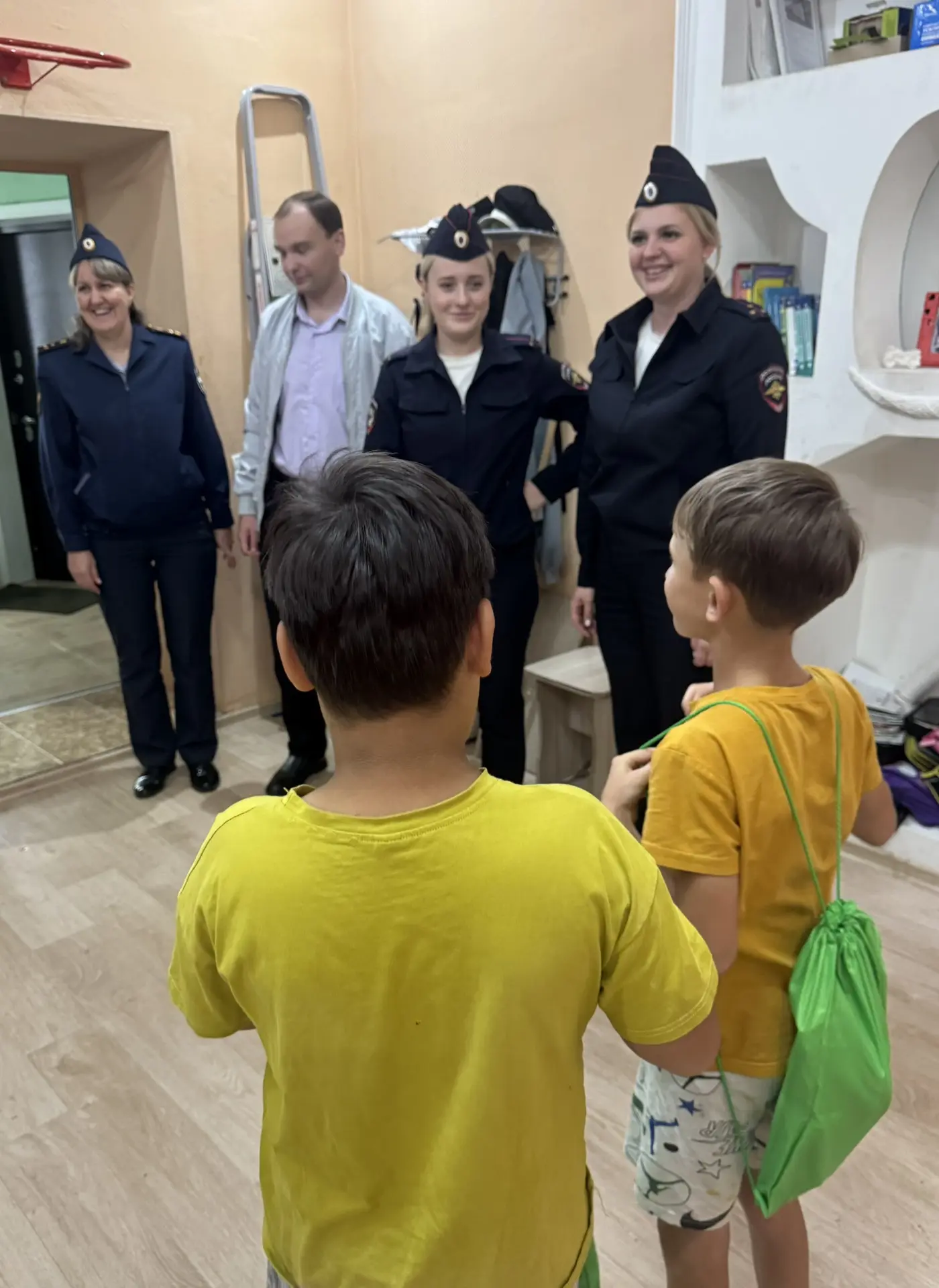 Сегодня сотрудники полиции Нижнеудинского района выехали по адресам семей, чтобы вручит...