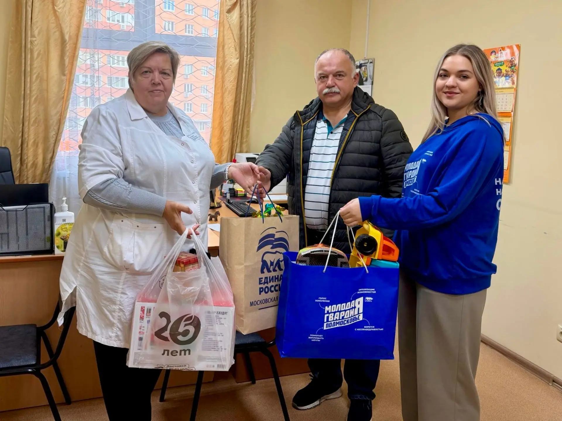 🧸 Жуковская Единая Россия передала канцелярию и игрушки в детскую поликлинику