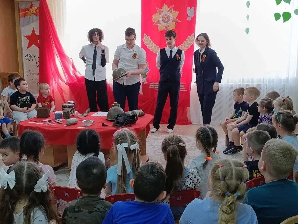 6 мая Водянникова Анна Николаевна, руководитель школьного музея, вместе обучающимися 10 "Б" провели 