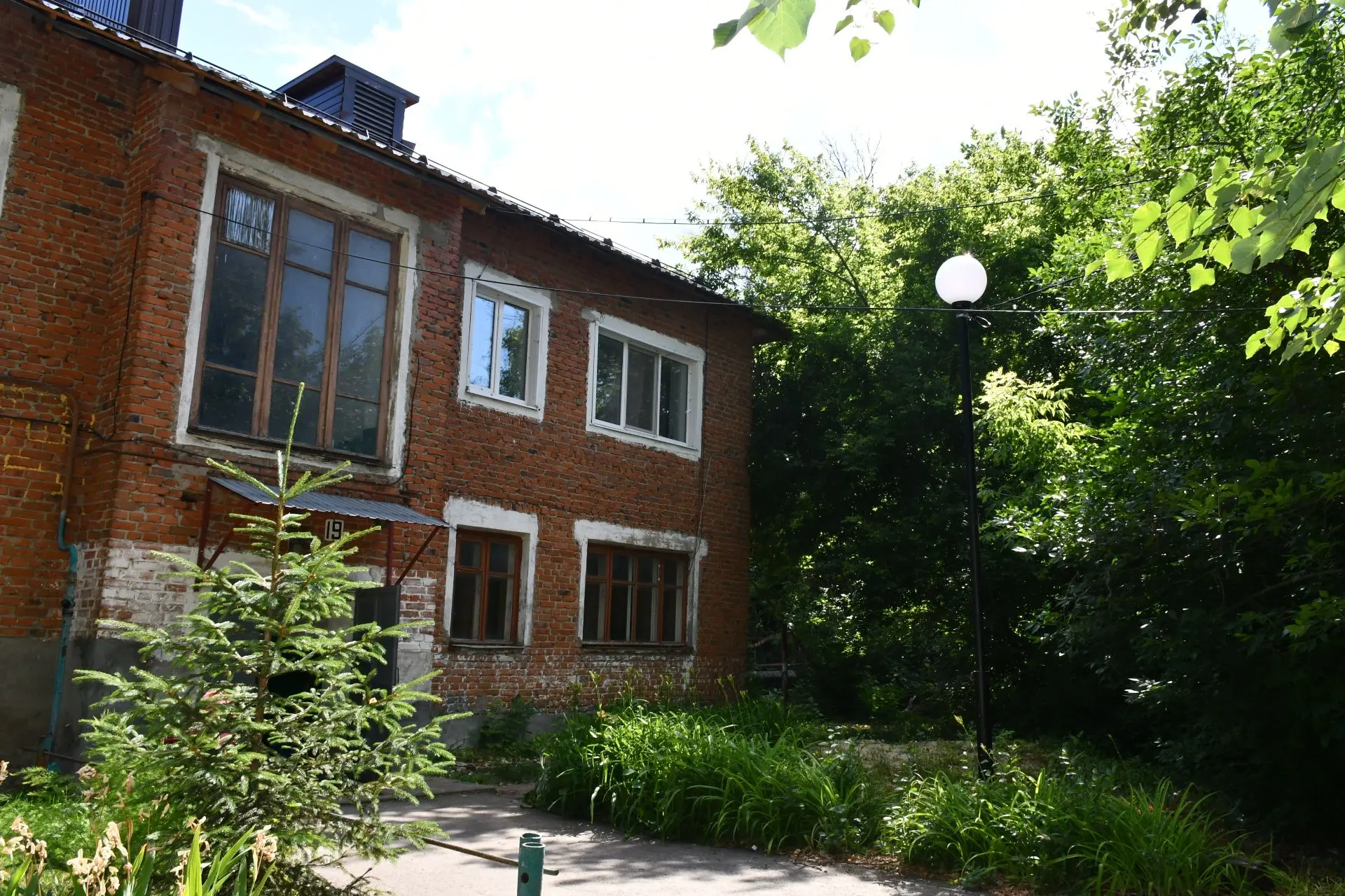 В рамках нацпроекта в Кирсанове продолжается благоустройство шестнадцати дворовых терри...