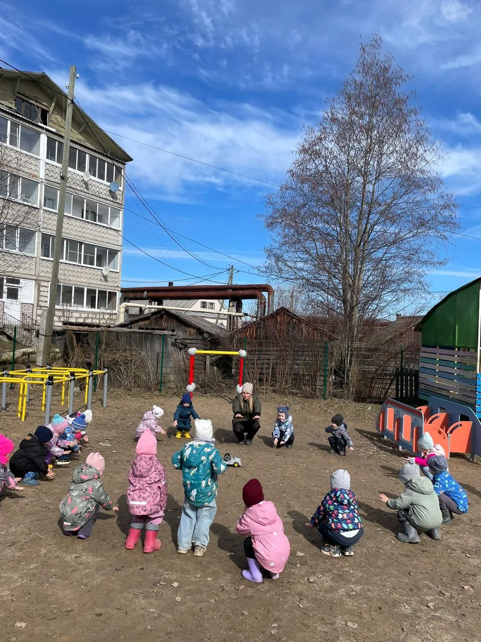 Физкультура на свежем воздухе! ☀️

Ура! Снег почти растаял, и наша младшая группа наконец-то выбрала
