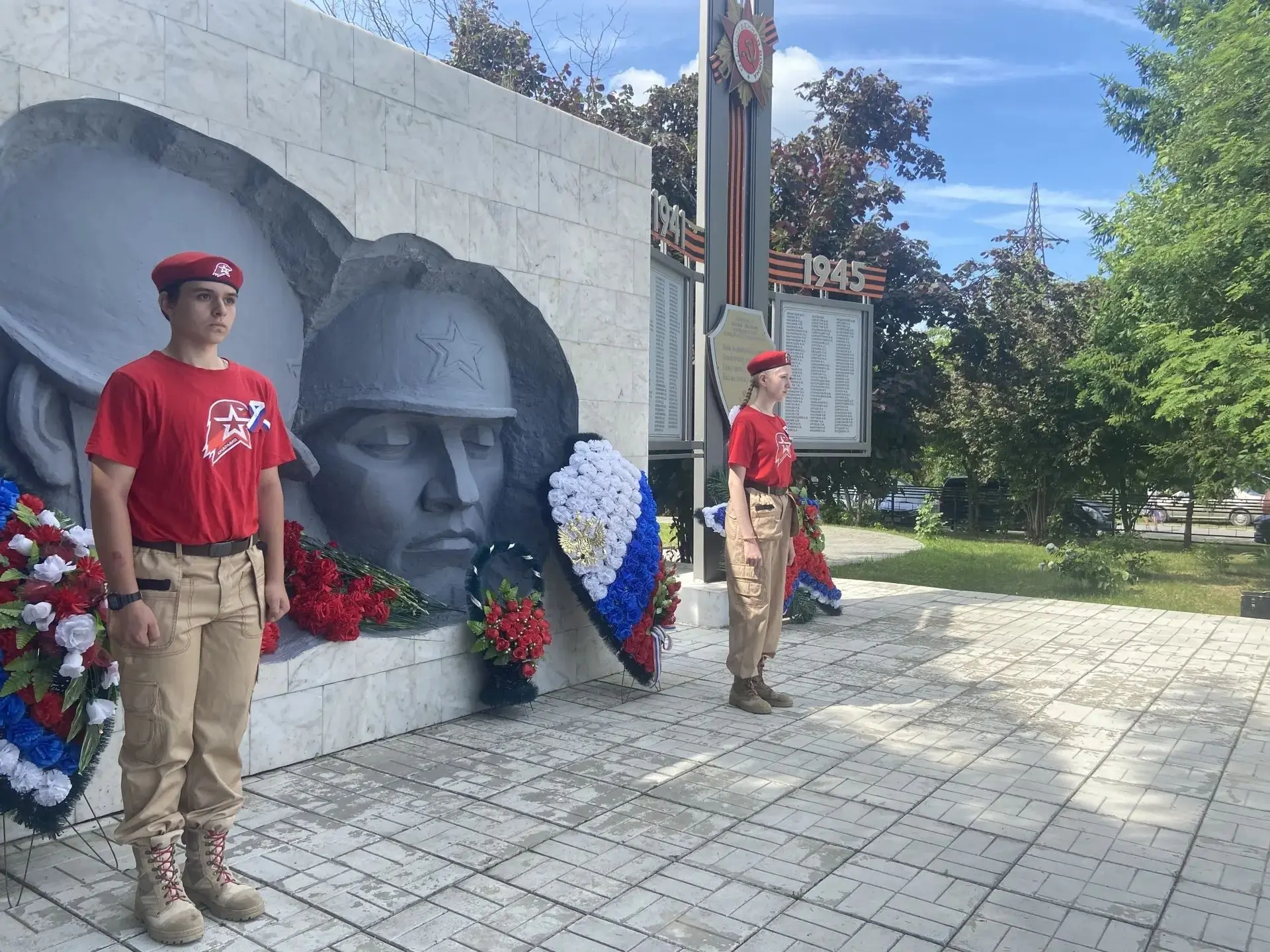 Сегодня в поселке Гусь-Железный, у памятника павшим воинам Великой Отечественной войны, состоялся ми