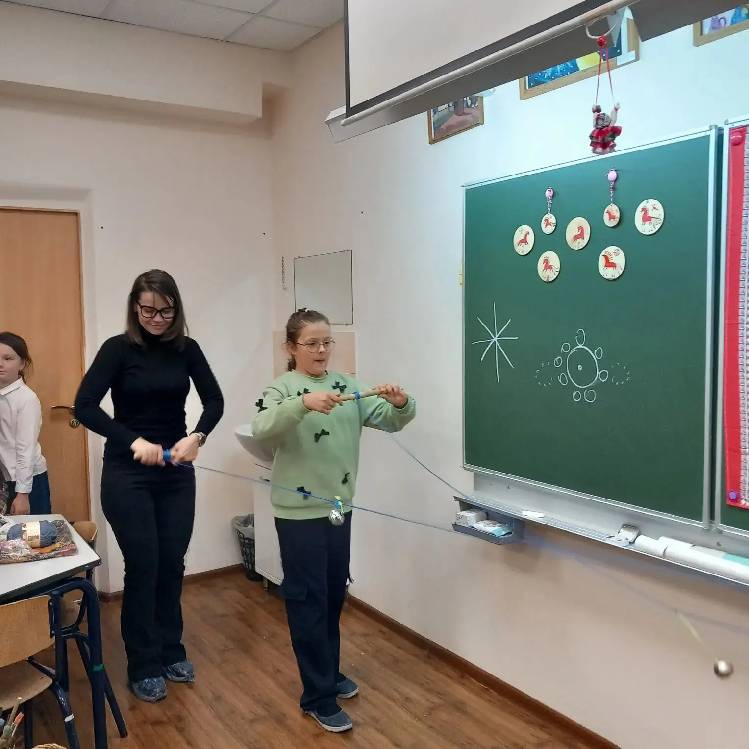 🎨 В Видновской гимназии прошёл очередной мастер-класс для учеников 2 «Г» класса и их родителей. К тв