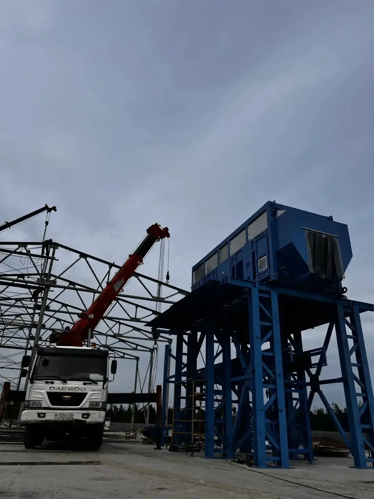 На мусоросортировочном комплексе дан старт монтажу системы «Грохот»♻️
Монтажные бригады приступили к
