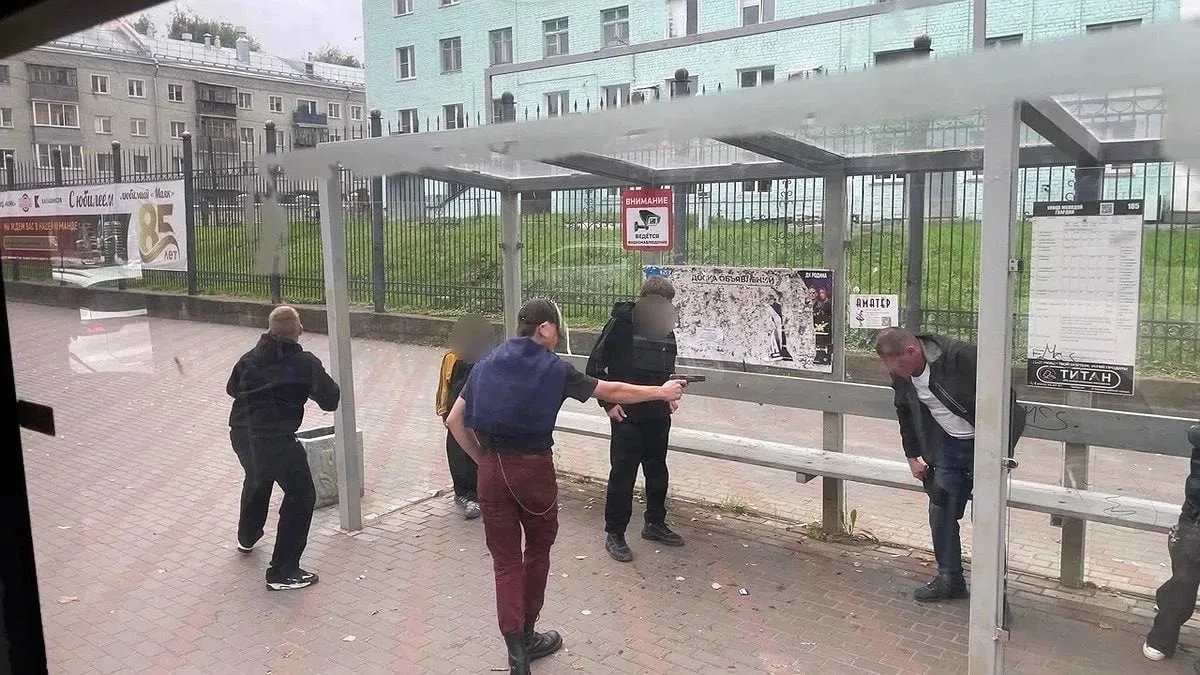 На остановке в Кирове подростки угрожали людям пистолетом