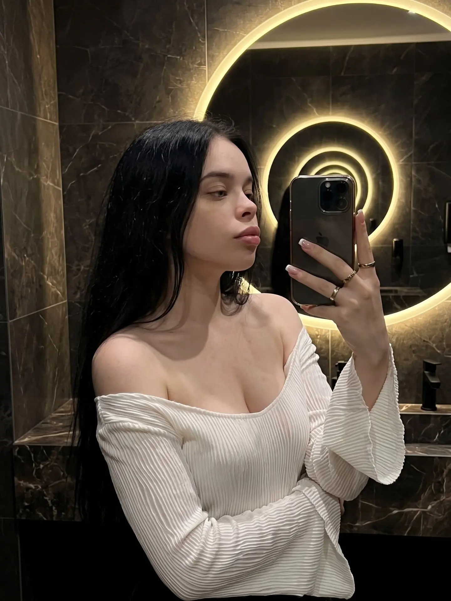 Нельзя менять лицо.