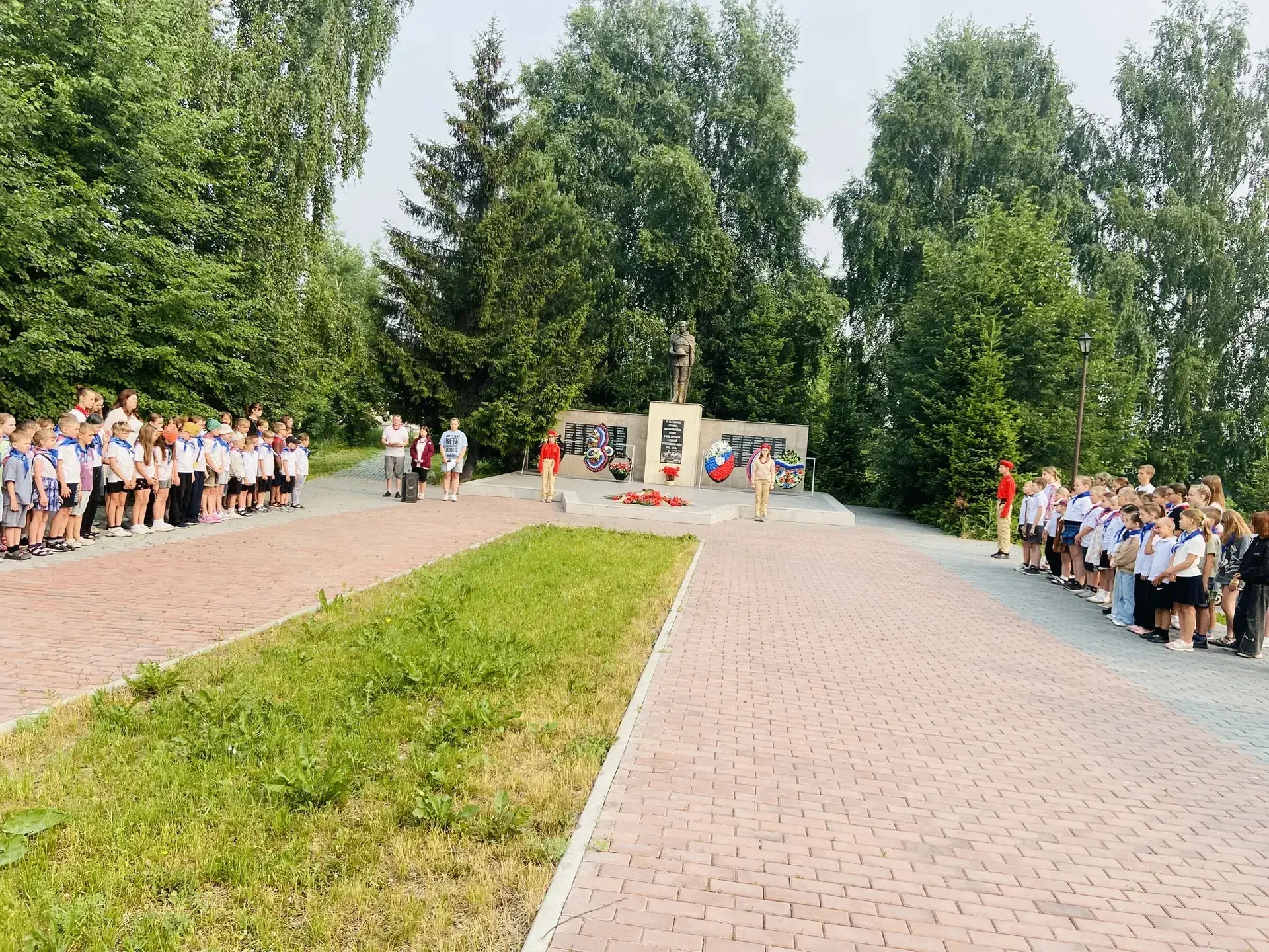 📌 Сегодня в нашей школе, летнем лагере, возле памятника Павшим воинам ст. Евсино прошла торжественн