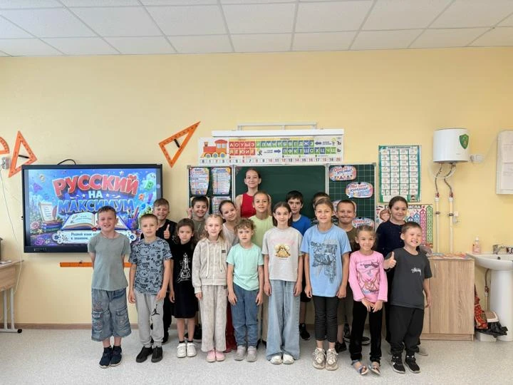 Для ребят из школьного лагеря прошла развлекательная программа «Русский на максимум», посвящённая Вс