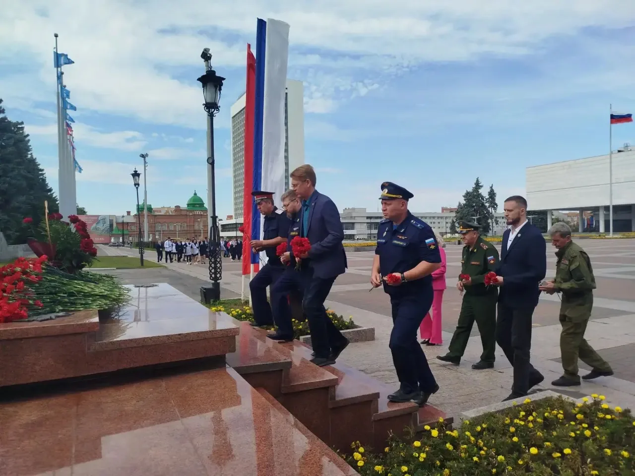 Александр Луконин возложил цветы к памятнику Героя России, подполковника Дмитрия Разумо...