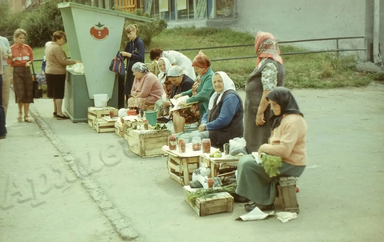 Летний базар по продаже фруктов, овощей и цветов у магазина Ижевска, 17 июля 1987 года🥕 🥔 🧄 

📷Ц