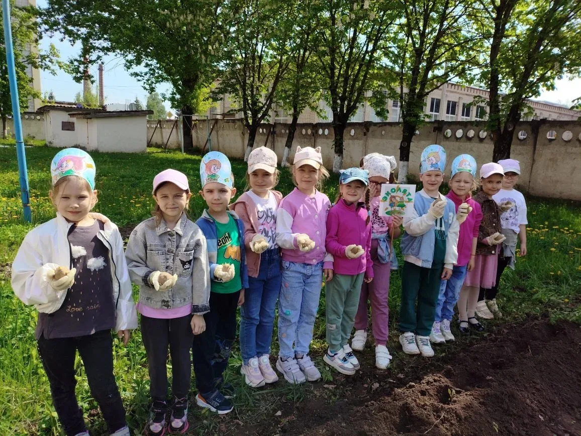 🌱 В нашем детском саду дети подготовительной группы стали настоящими эколятами-помощни...