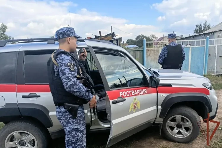 В Алтайском крае росгвардейцы спасли семью и предотвратили угрозу взрыва