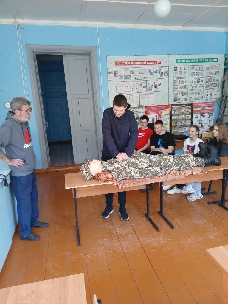 В нашей школе прошёл урок первой помощи, в котором приняли участие активисты и участник...