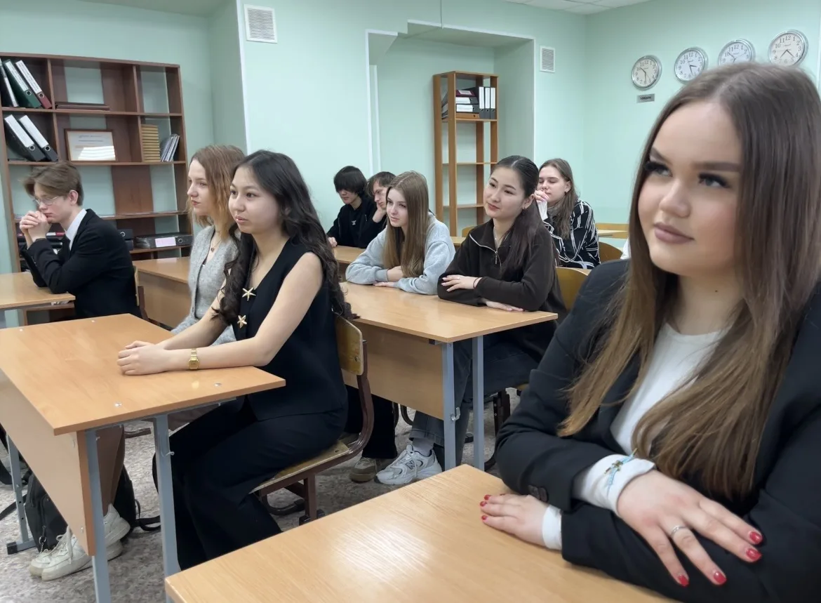📣 Новую учебную неделю ОУФТ традиционно начинает с торжественной церемонии выноса флага и исполнения