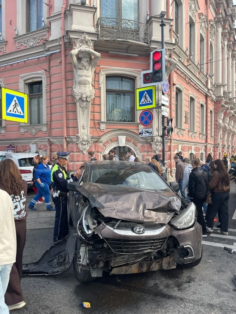 ⚡️ Иномарка влетела в пешеходов на пересечении Фонтанки и Невского