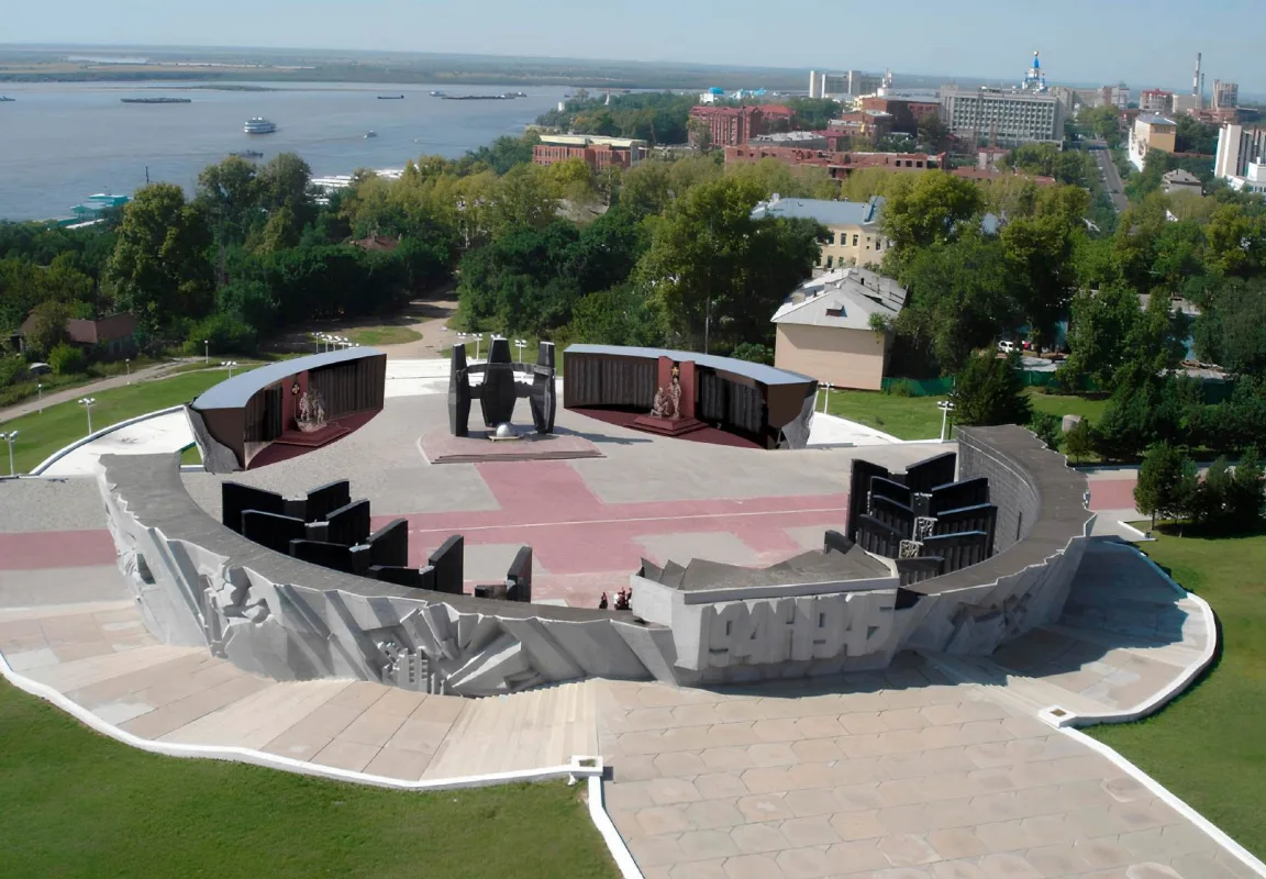 На площади Славы создаем уникальный мемориал, посвященный Героям нового времени.