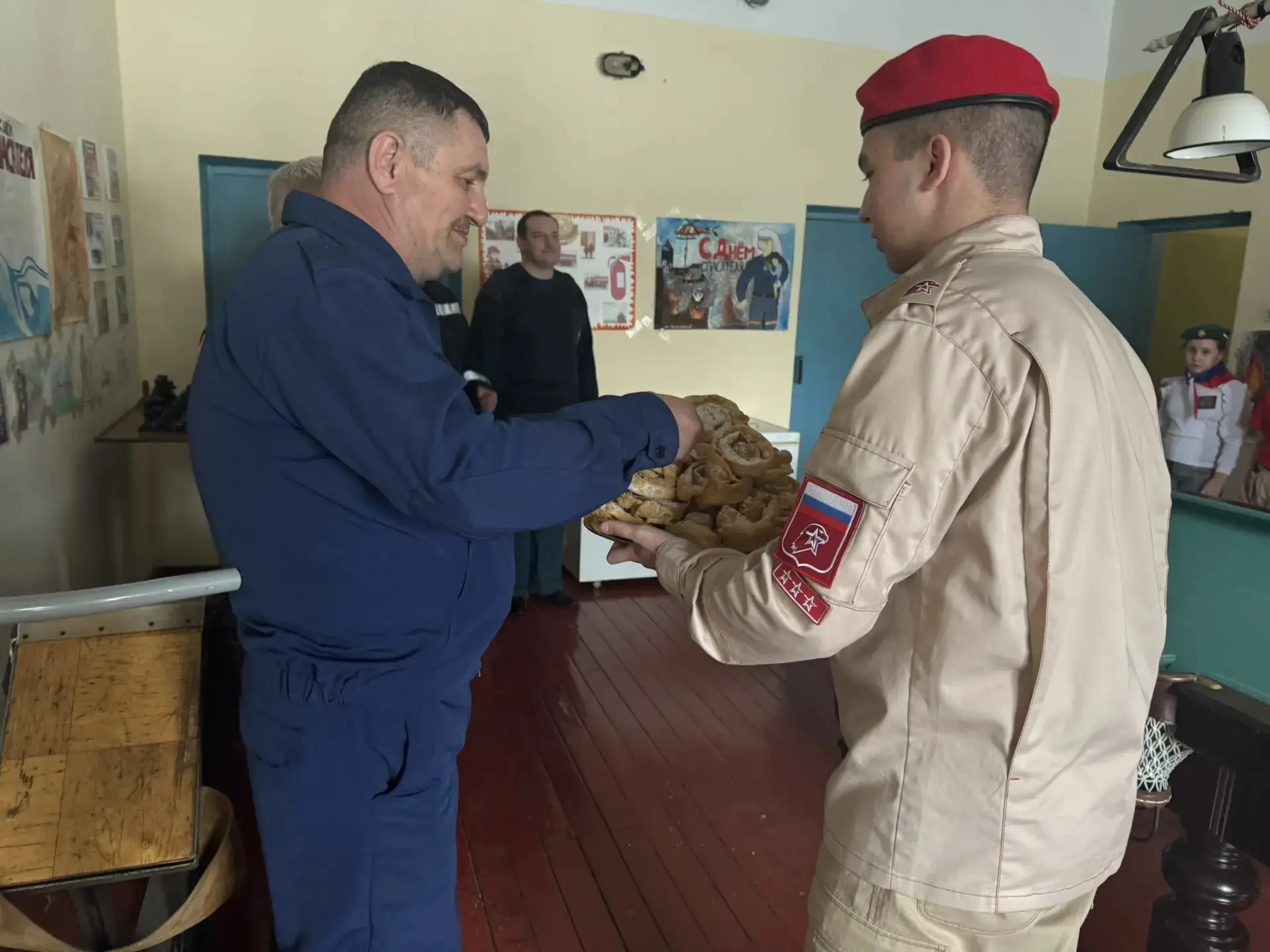 🚒 Связь поколений: как наш «Пожарный дозор» поздравил героев с профессиональным праздн...