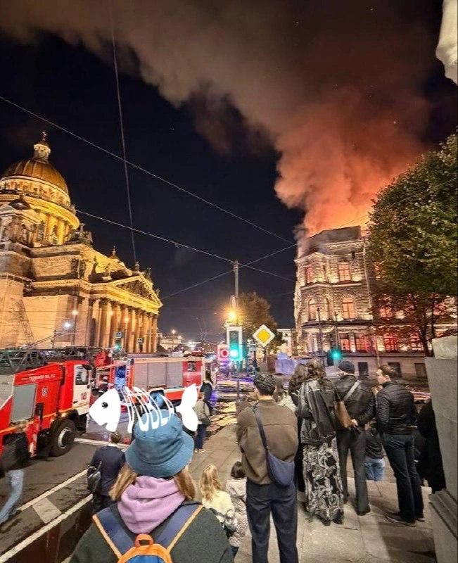 ❗️В центре Петербурга горит особняк XIX века напротив Исаакиевского собора