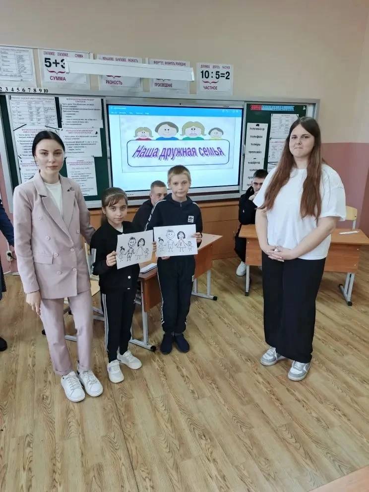 15 мая в нашей школе прошел традиционный праздник, посвященный Дню семьи. Программа вкл...