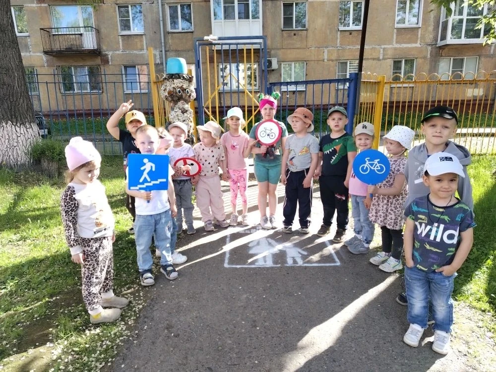 Безопасность начинается с нас! 🛑🤝

Сегодня утро в группе «Сказка» прошло очень продуктивно и важно