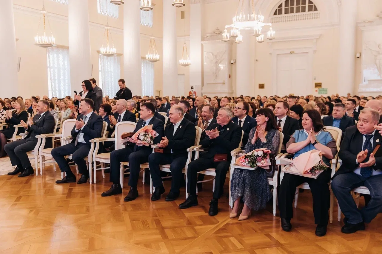Накануне Дня работников жилищно-коммунального хозяйства в Смольном чествовали лучших специалистов от
