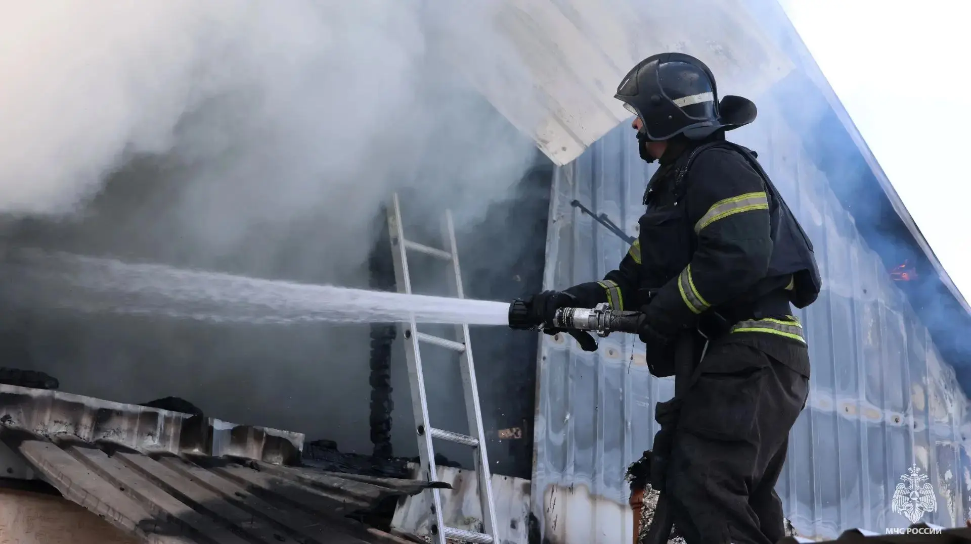 В Мелитополе пожарные тушили частные дома после атаки дрона ВСУ, сообщили в МЧС Запорож...