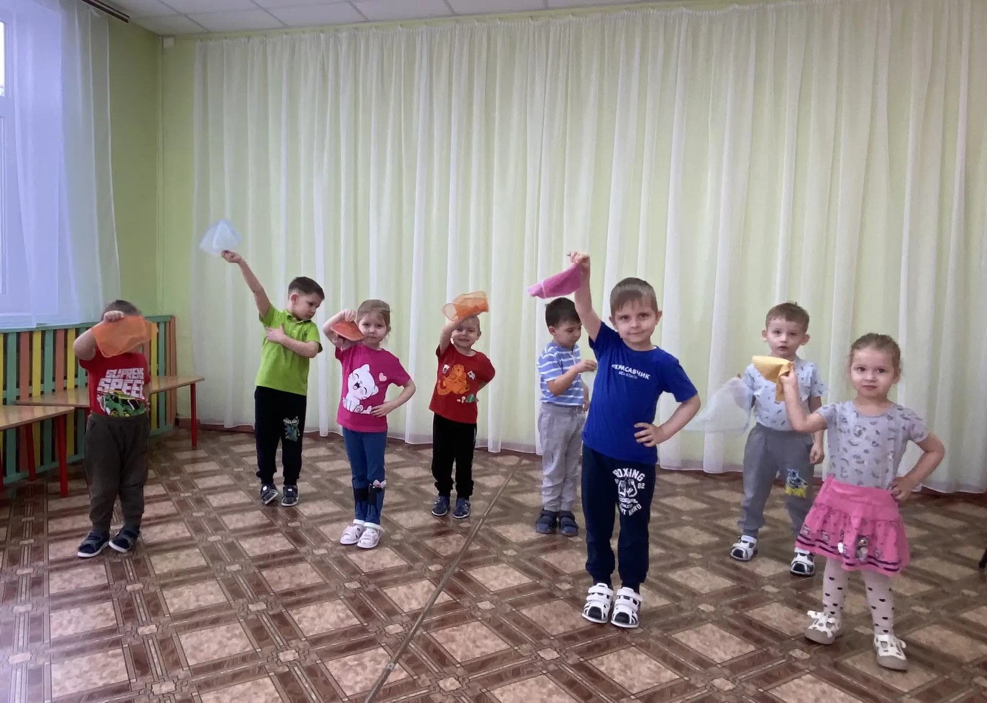 «Мы платочком всем помашем, 
посмотрите-ка на нас.
Все ребята озорные 
Пляшут весело для вас!»
Разуч