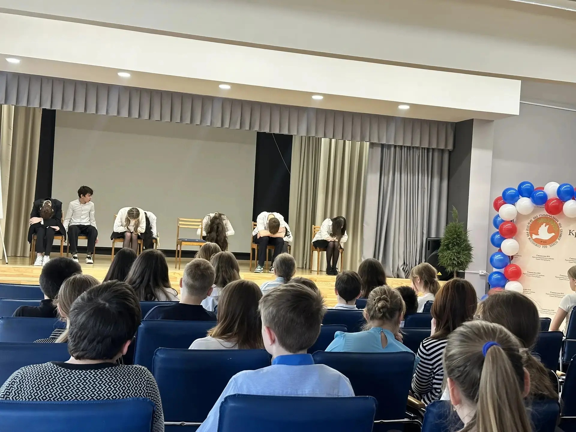 🎭 Сила быть собой: на площадке Ударников для 6-х классов прошел спектакль "Чучело" от театральной ст
