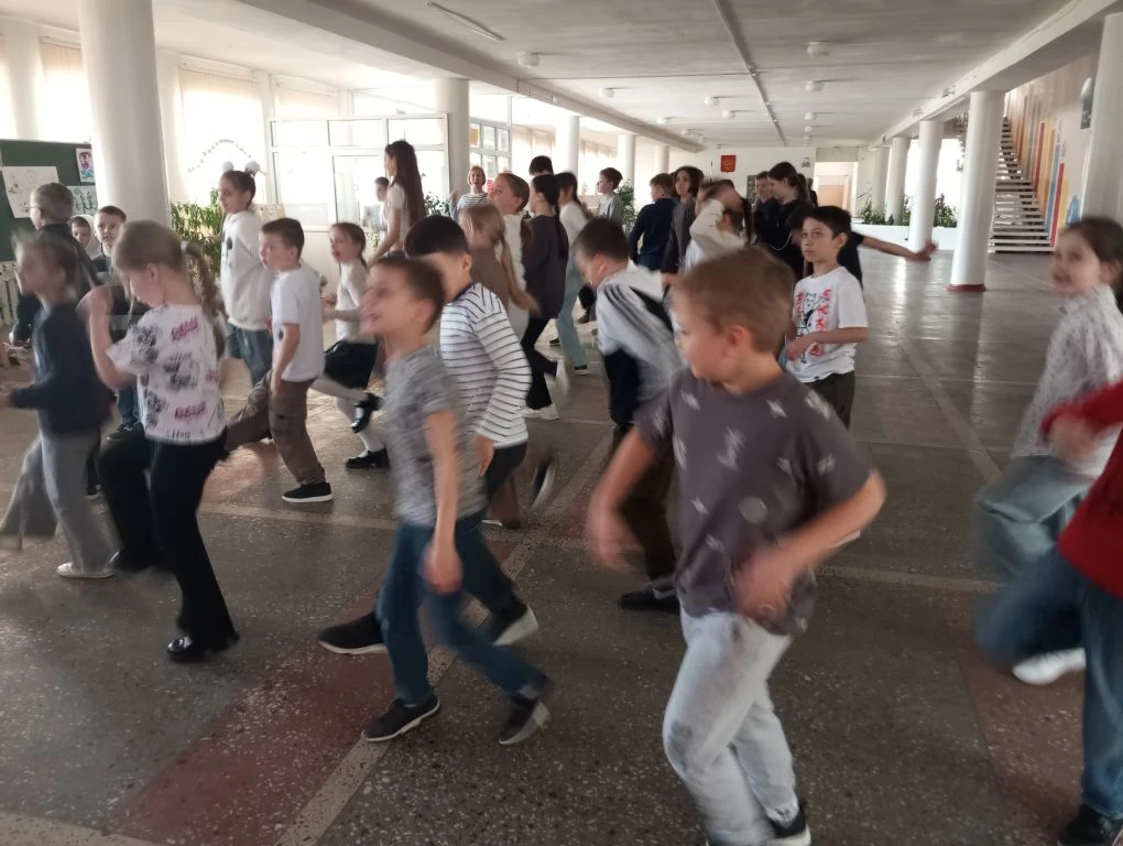 В школе с 6 по 10 апреля работает пришкольный лагерь " Кругозор". Педагоги проводят для ребят интере