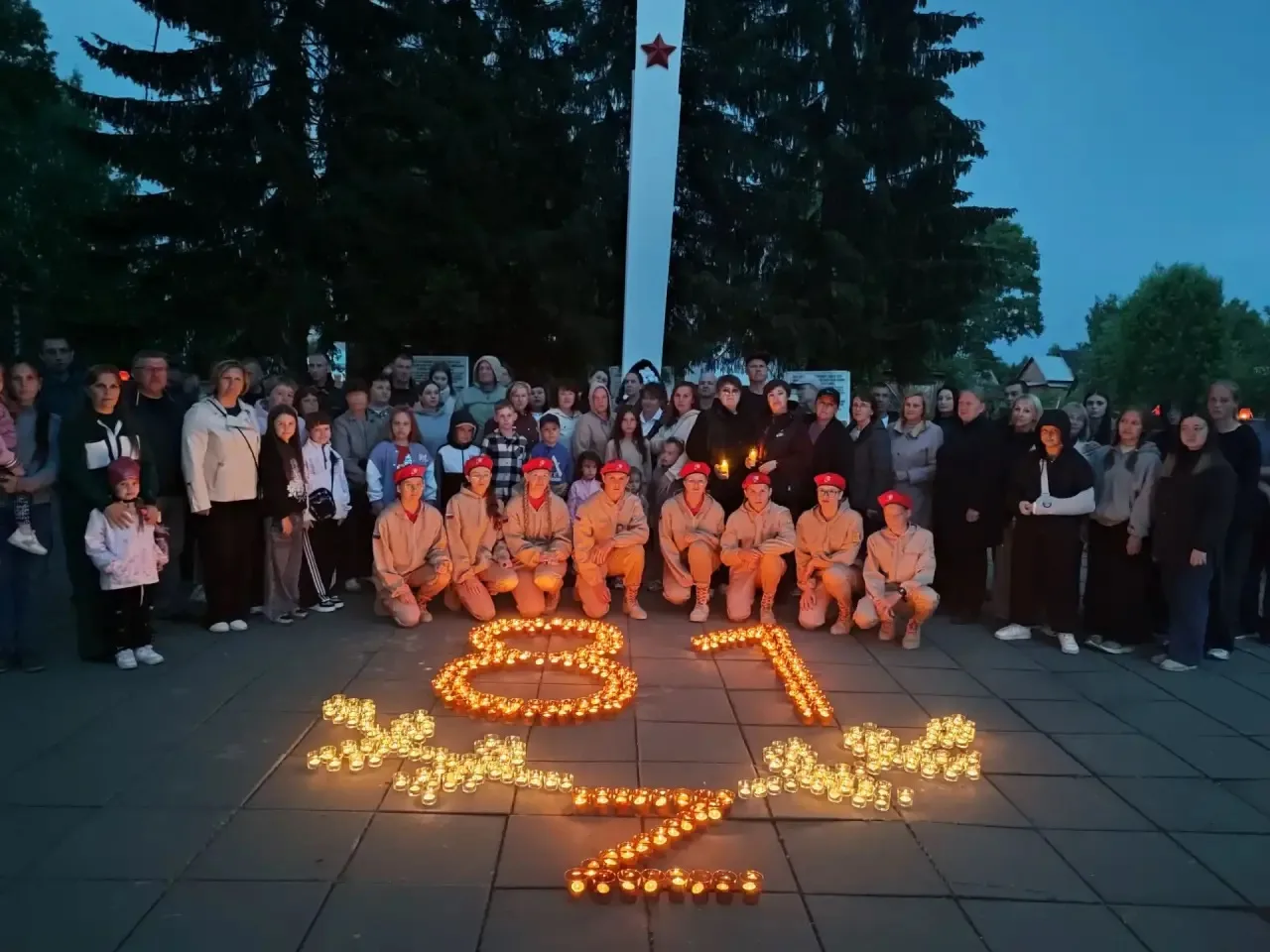 🕯️🎗️Ученики, педагоги и родители Опаринской средней школы присоединились к акции «Свеча памяти 202