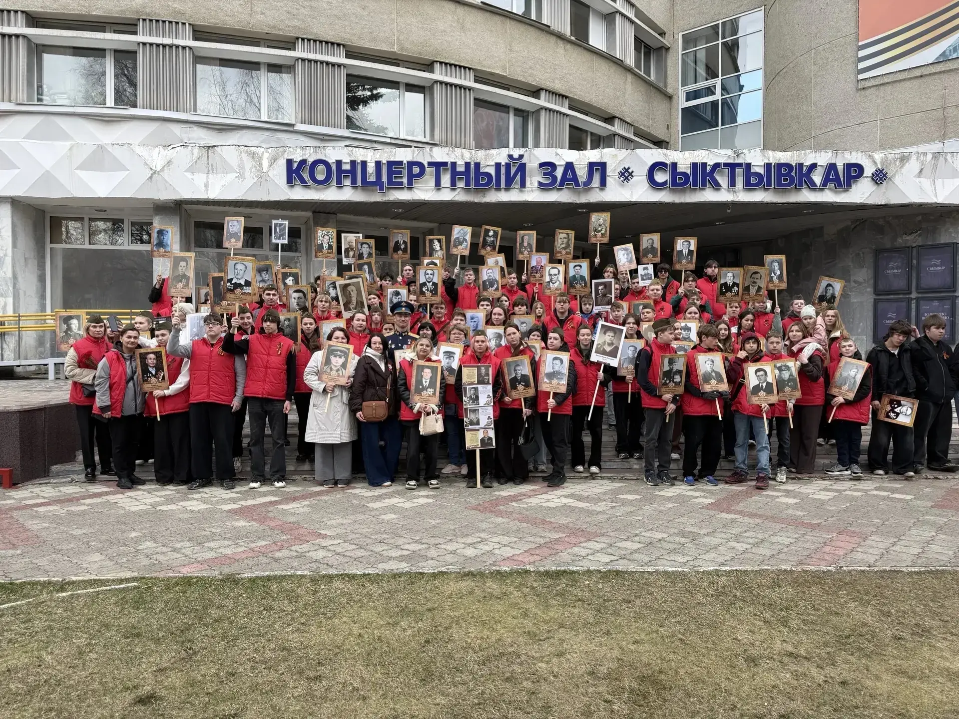 🕊Сегодня, в День Великой Победы, команда ребят школы 24 с гордостью приняла  участие в шествии "Бесс