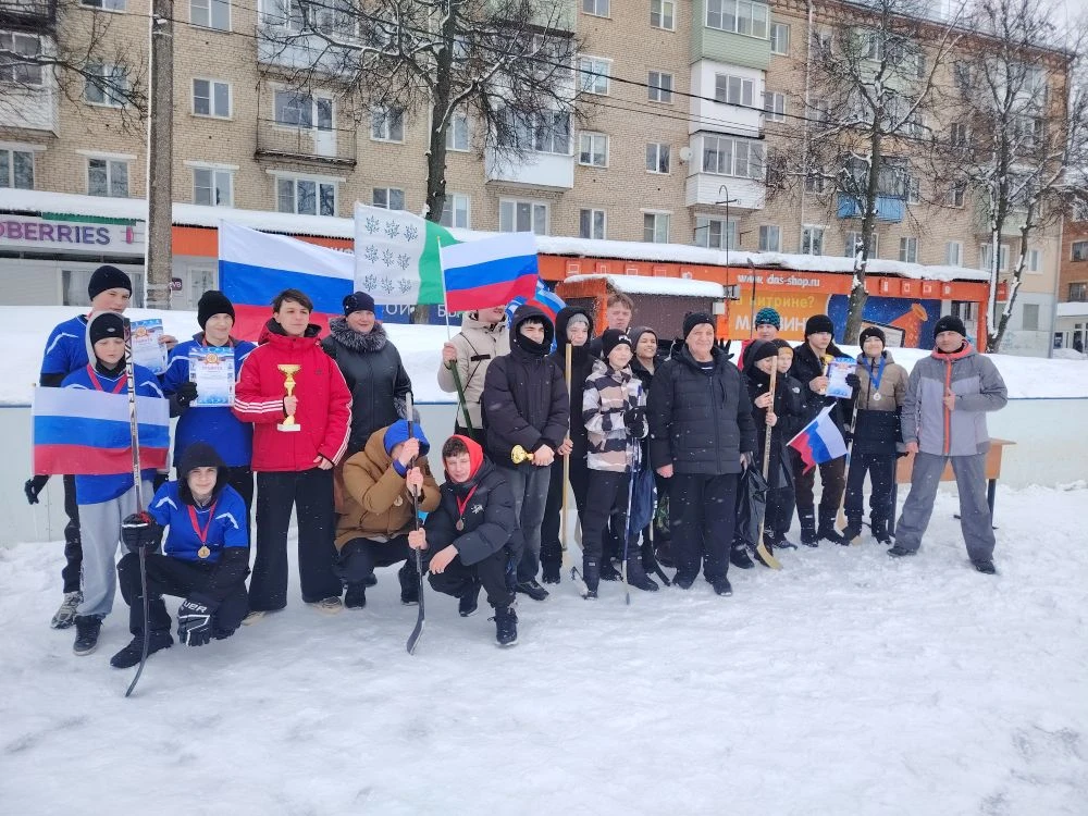 Сегодня на хоккейной площадке муниципального казенного учреждения "Спортивно-оздоровите...
